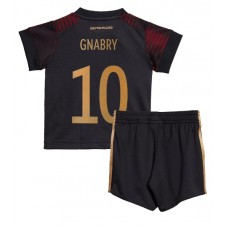 Tyskland Serge Gnabry #10 Bortaställ Barn VM 2022 Korta ärmar (+ Korta byxor)